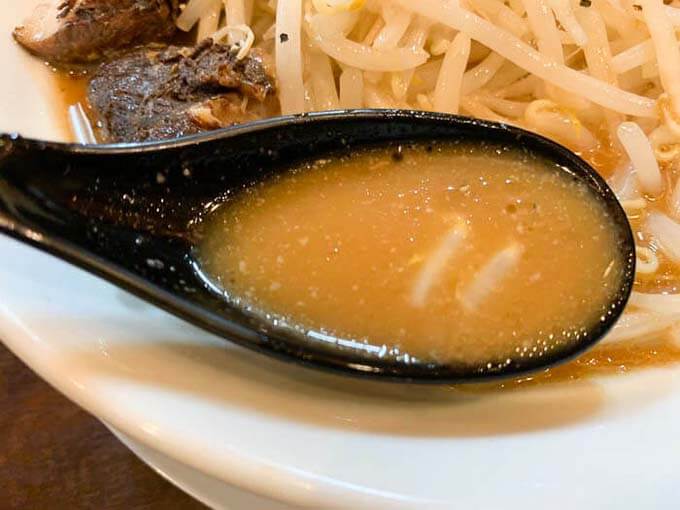 濃いめの豚骨醤油スープ