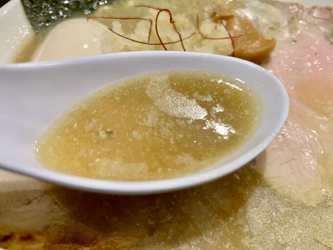 甘めの醤油と魚介の効いたスープ