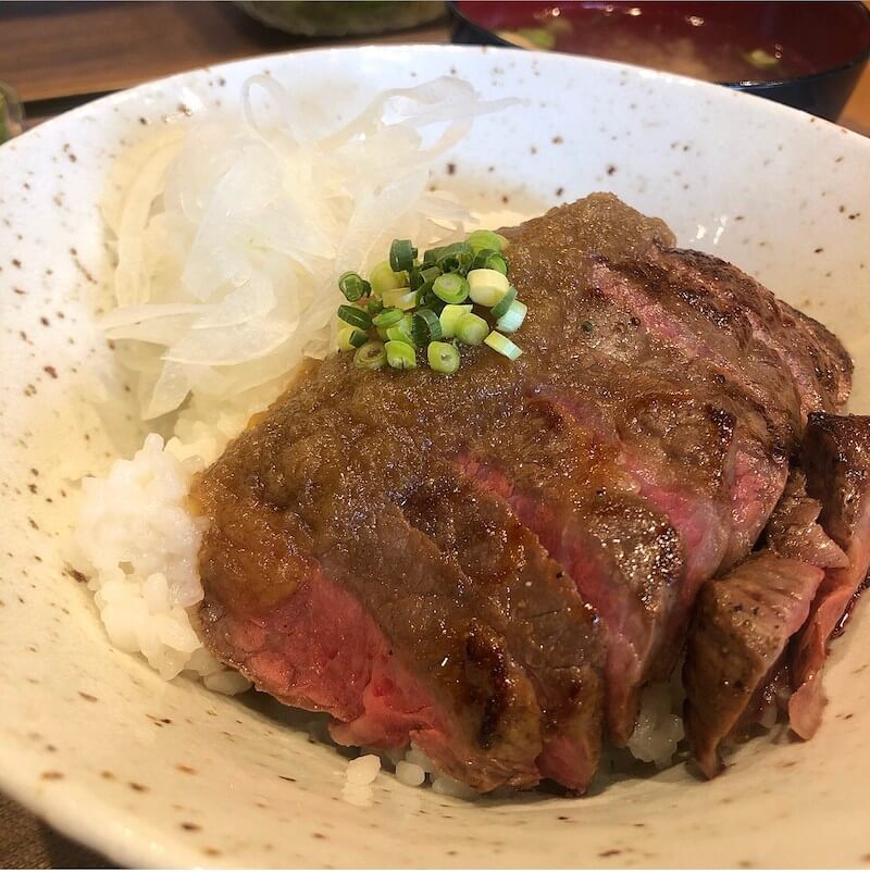 【ろこん】富山市で話題沸騰の和牛ステーキ丼「分厚いカットで贅沢な一杯」
