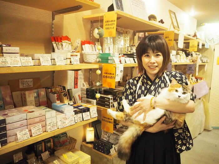 【香華楽(かから)】猫に会える富山のお香屋さん、ポップな店内と豊富な品揃えが魅力的