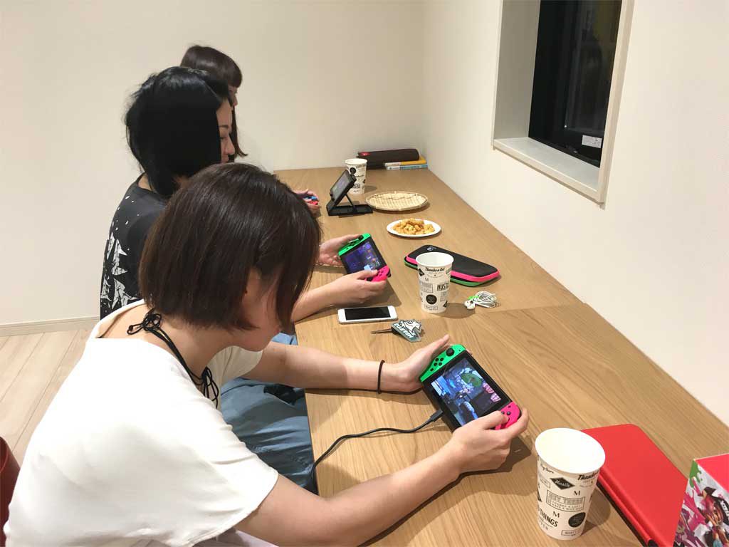 時折、ニンテンドースイッチをプレイする女子たち