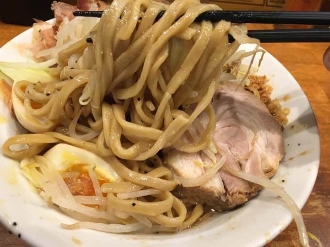 豪快に極太麺を食らう