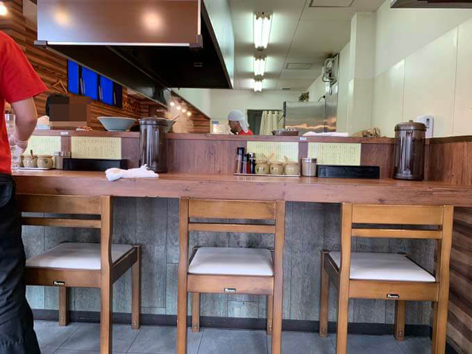 店内はカウンター席オンリー