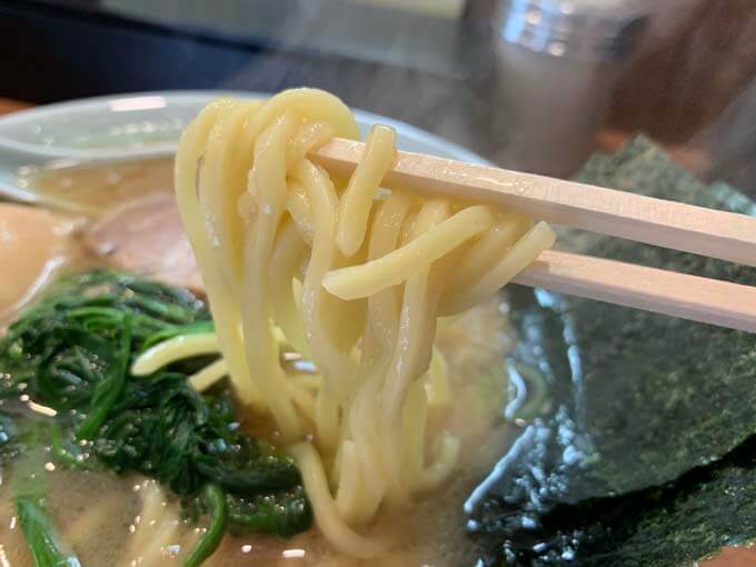 定番の中太麺がうまい