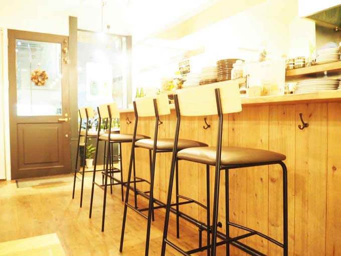 ウッド調の落ち着いた店内