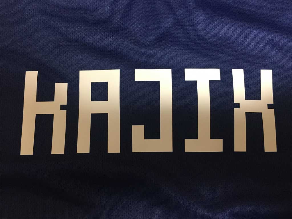 四角いフォントでシャープな印象