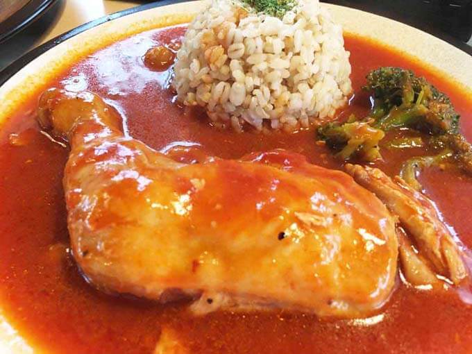 骨つきチキンのトマト煮込みプレート
