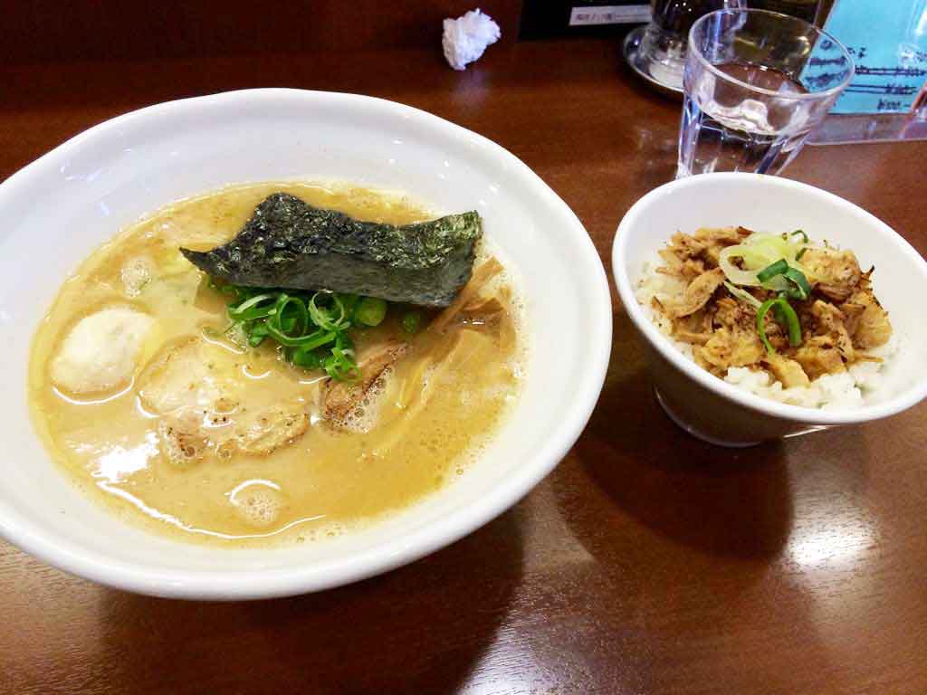 「DOG HOUSE」のラーメン(鶏白湯) 730円