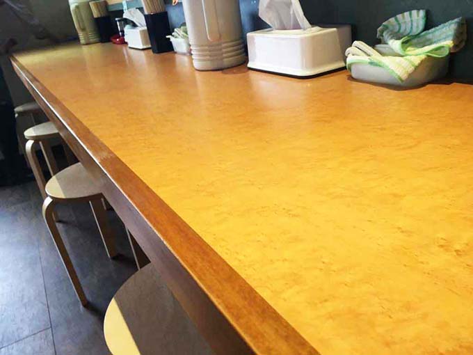 店内はカウンター席のみ