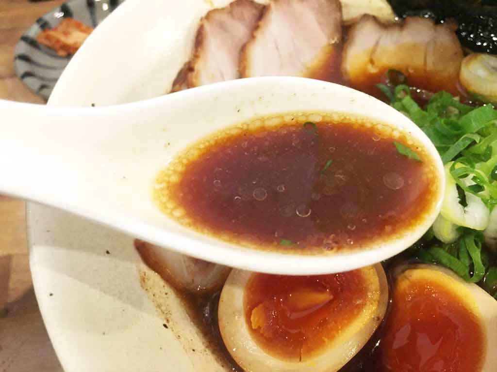 魚介と鶏ガラのうまみ、スープはしょっぱくない