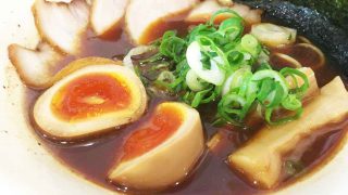 富山駅から徒歩5分、魚介と醤油の旨味きわだつ富山ブラック「ラーメン一心」