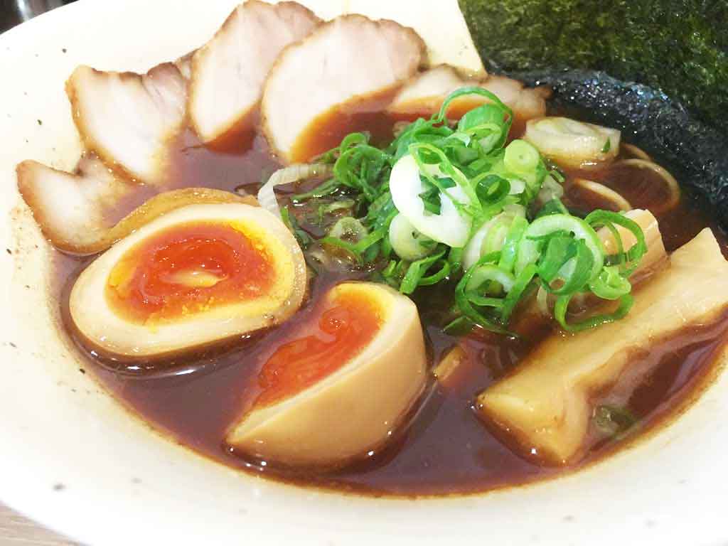 富山駅から徒歩5分、魚介と醤油の旨味きわだつ富山ブラック「ラーメン一心」