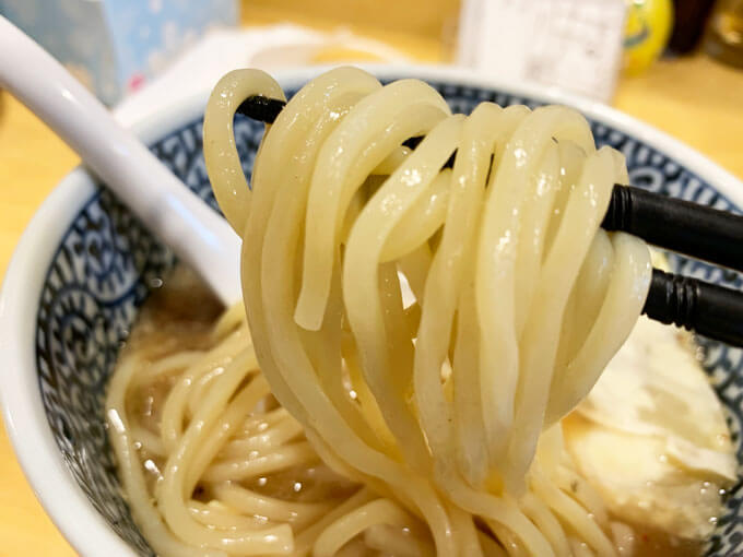 豚骨醤油が麺にしみてうまい