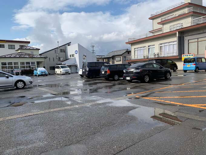 広々とした駐車場