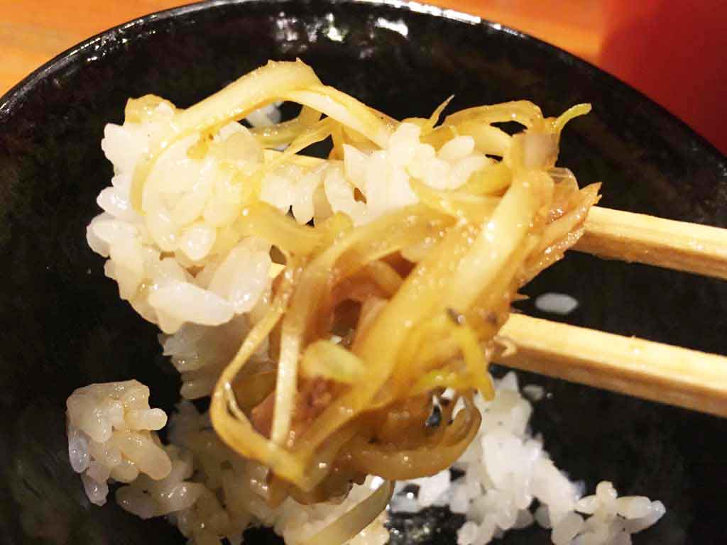 チャーシューと白髪ねぎをごはんへダイブ
