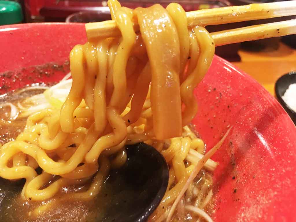 極太ちぢれ麺が見事にマッチ