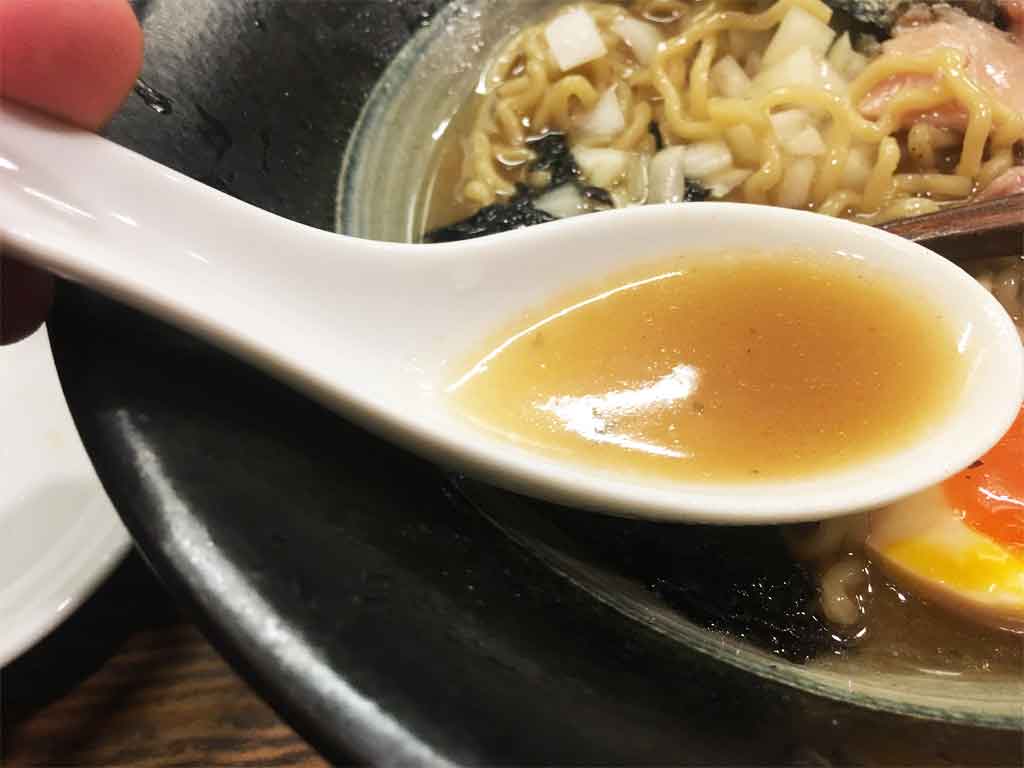 岩本屋"濃"煮干しラーメンのトロっとスープ
