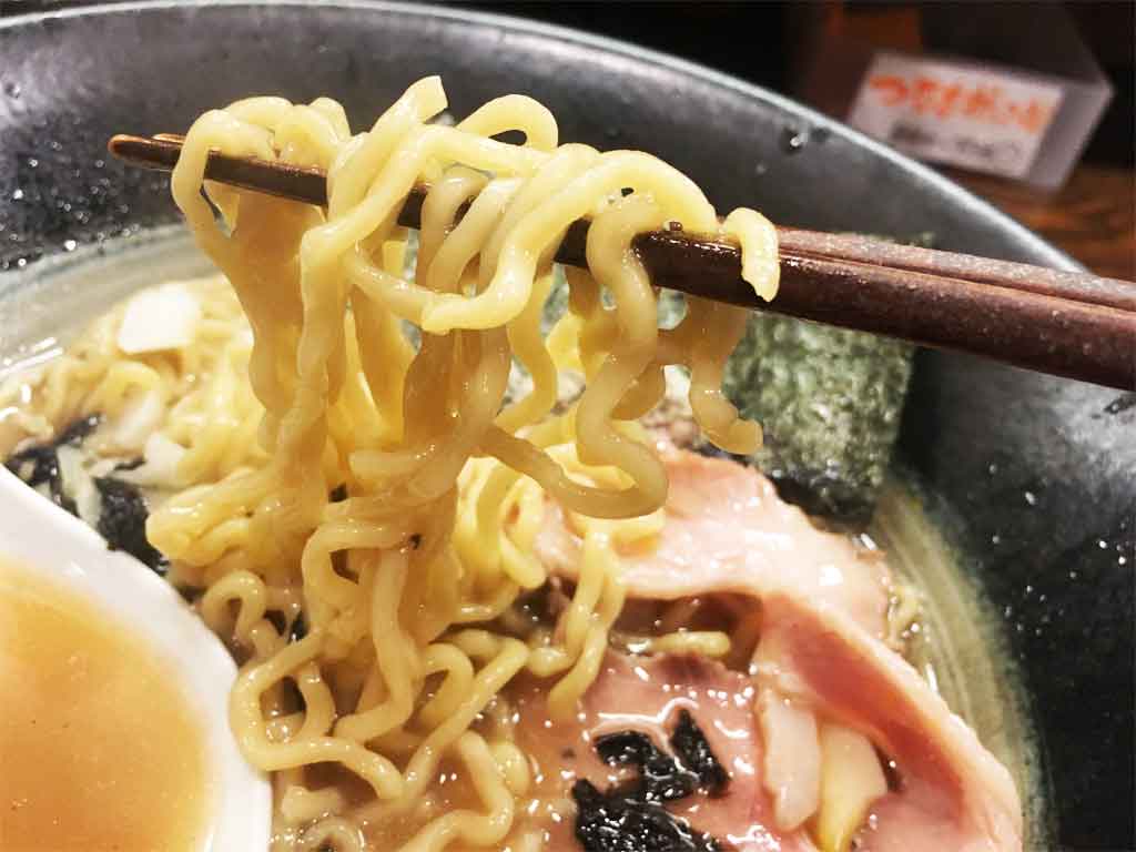 かための中太ちぢれ麺がトロッとスープをからめとる