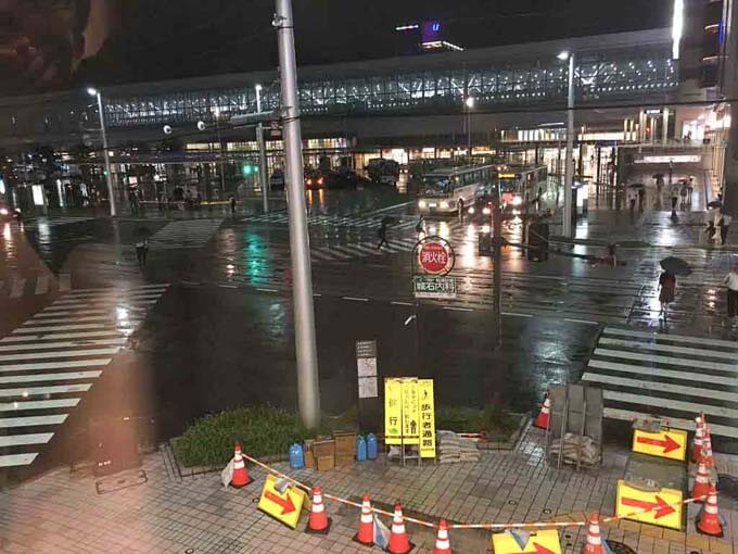 カウンター席からは外の景色を楽しめる