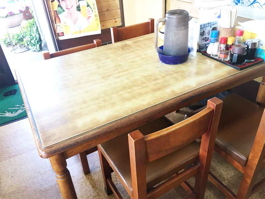 島田食堂のテーブル