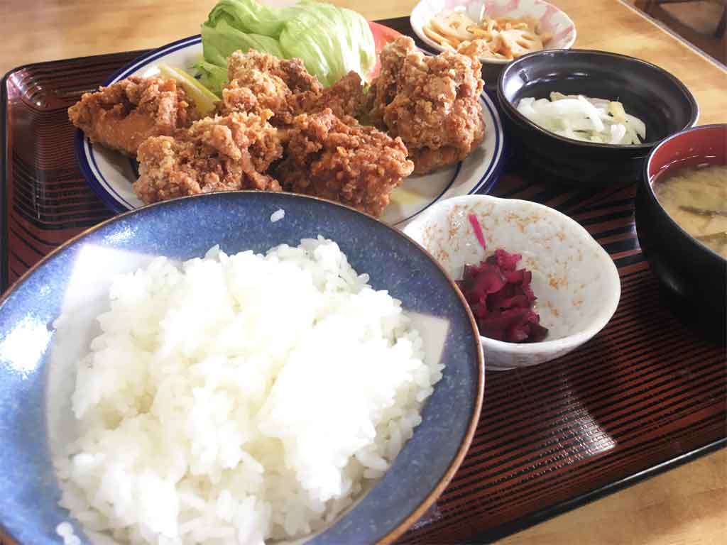 げんこつサイズのからあげ定食、しっかりとした味つけ