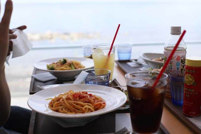 海を眺めて食べる濃厚トマトクリームパスタ