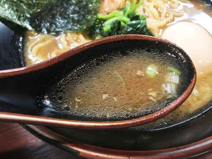 あっさり系の豚骨醤油スープ