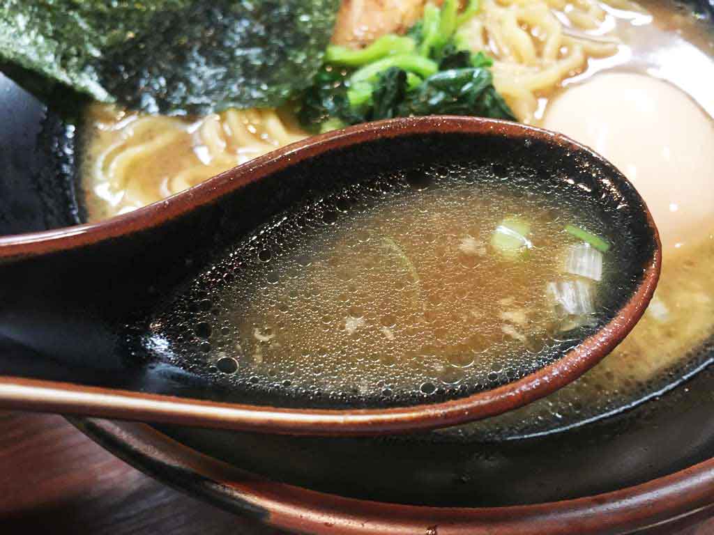 スープは家系と醤油の中間の味