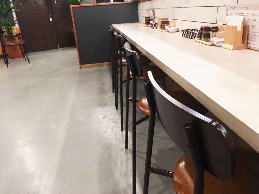 八まん亭のカウンター席