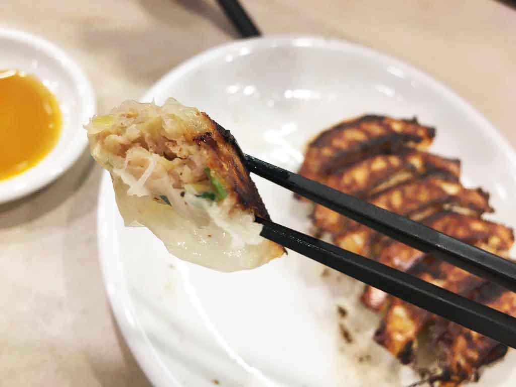 八まん亭の餃子は野菜がたっぷり