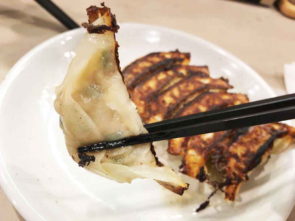 【八まん亭】体に優しい無添加餃子、シャキシャキの野菜がたっぷりヘルシー!
