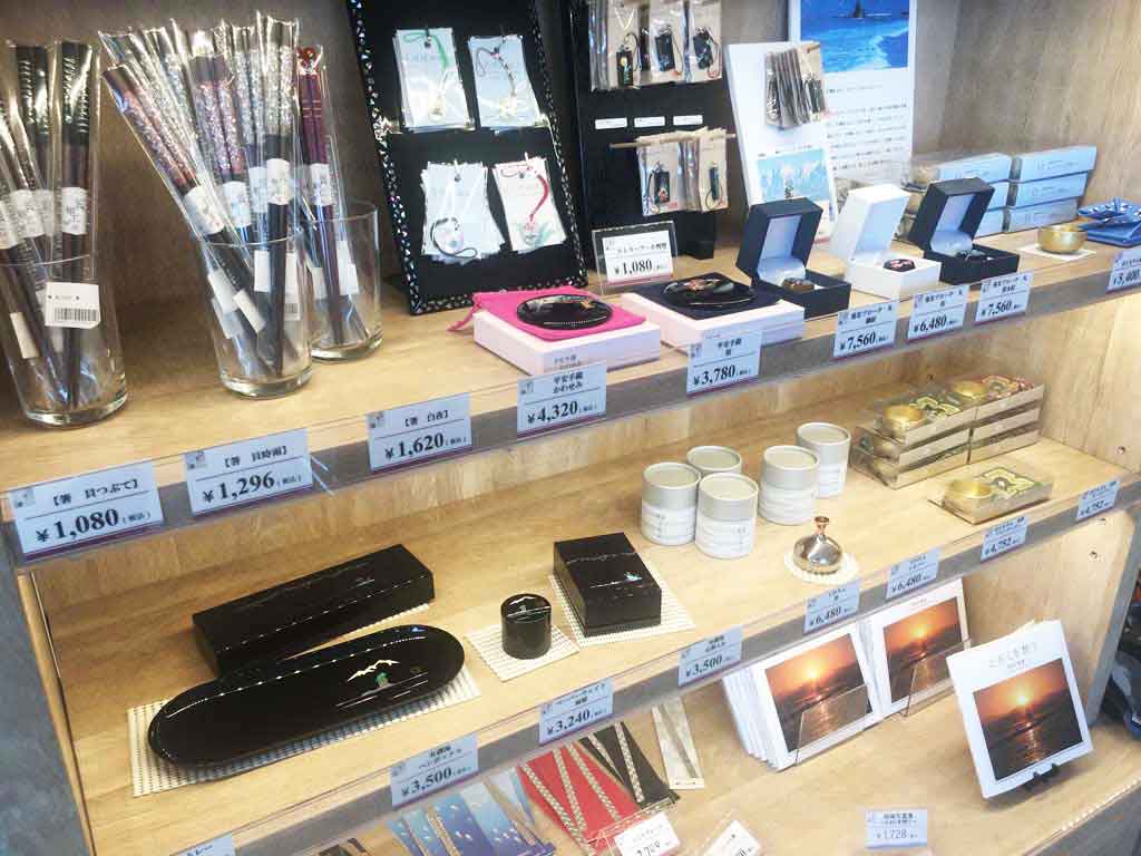 高岡の工芸品やドラえもんグッズが買える売店がある