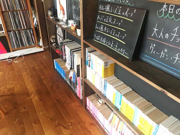文庫本や漫画がディスプレイされている