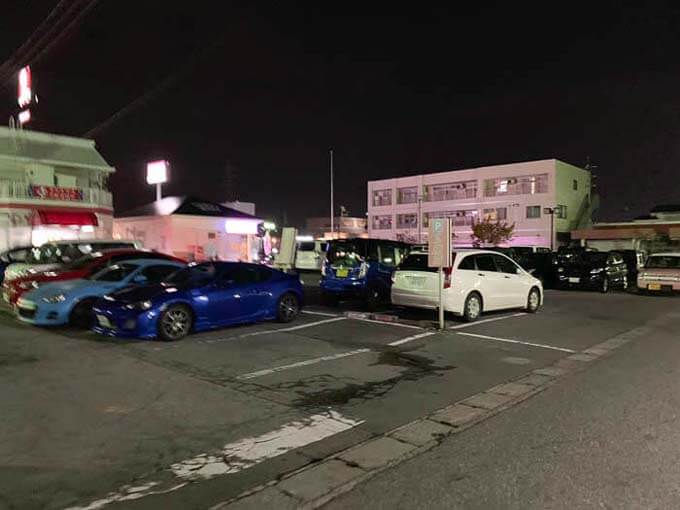 広い駐車場がある