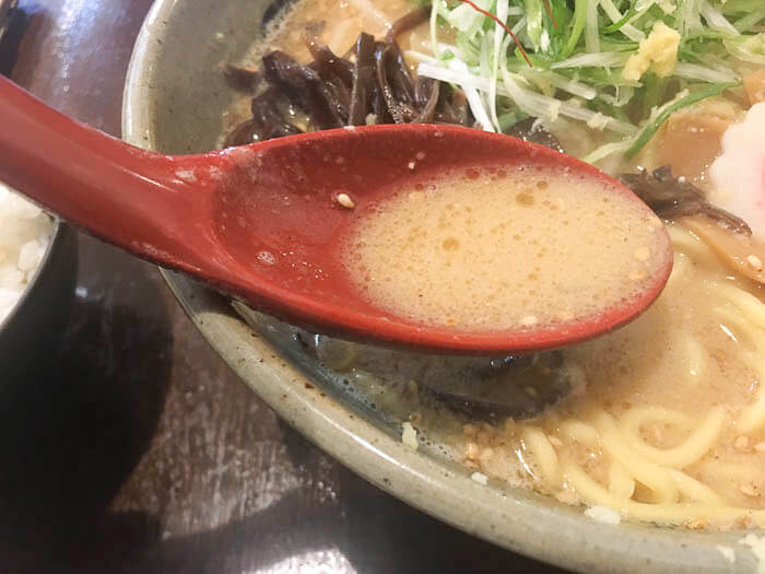 牛モツ味噌煮込みラーメンのスープ