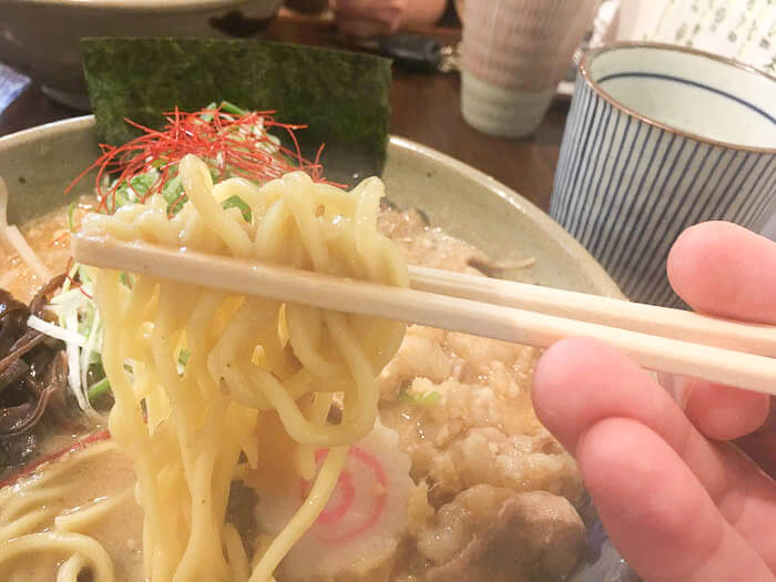 牛モツ味噌煮込みラーメンの麺