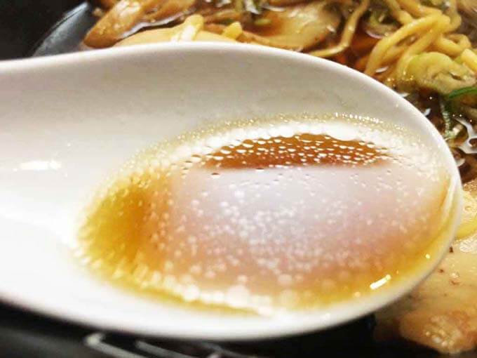 旨味感じる濃口醤油スープ