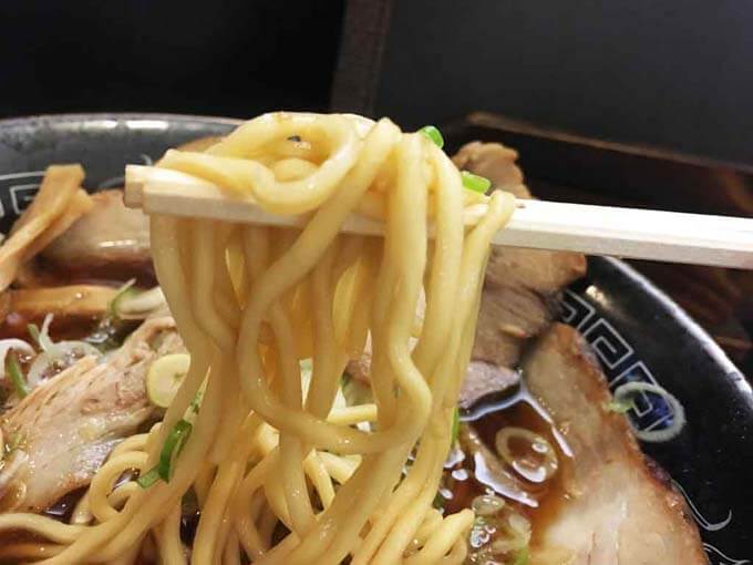 存在感のある中太ストレート麺