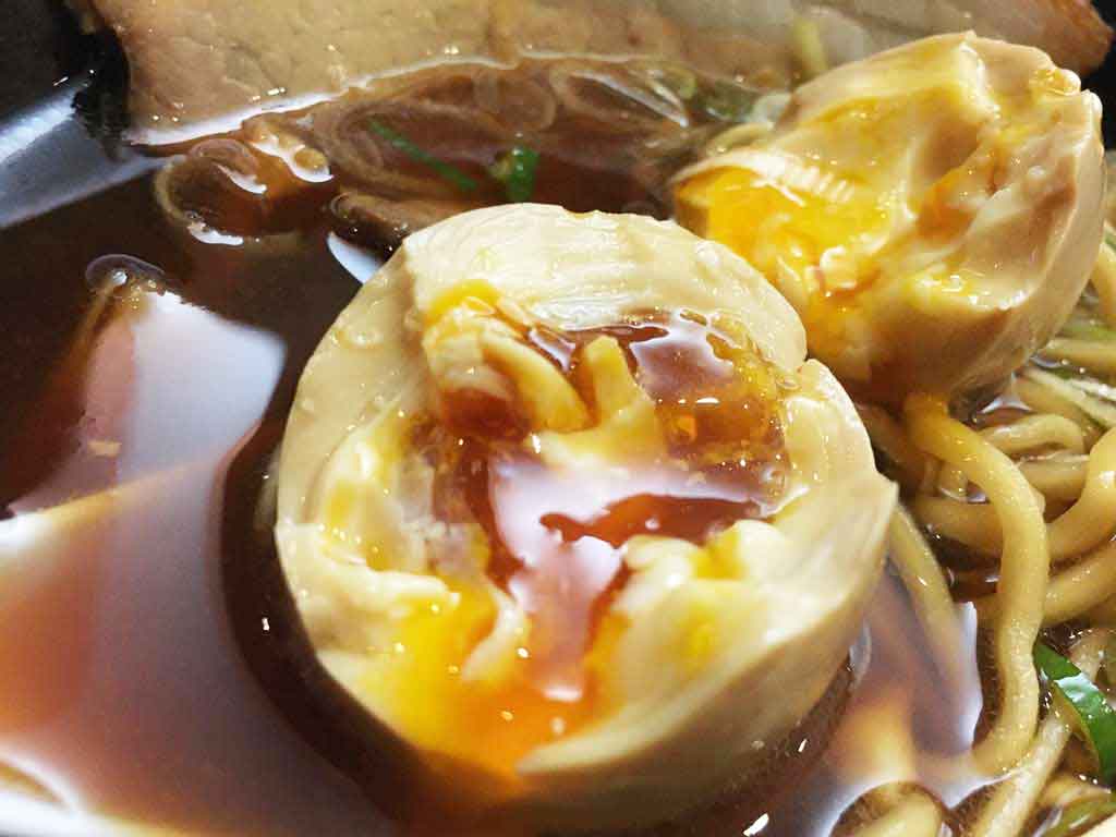 県内No.1の煮玉子、半熟加減が絶妙
