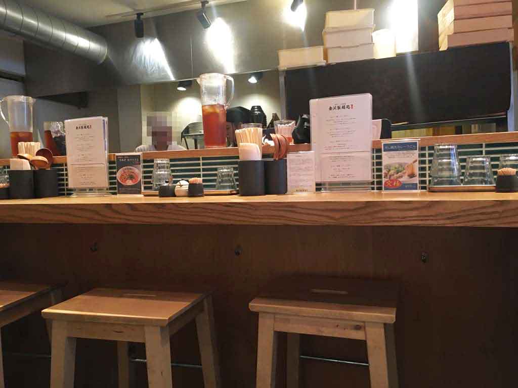 金沢製麺処のカウンター席