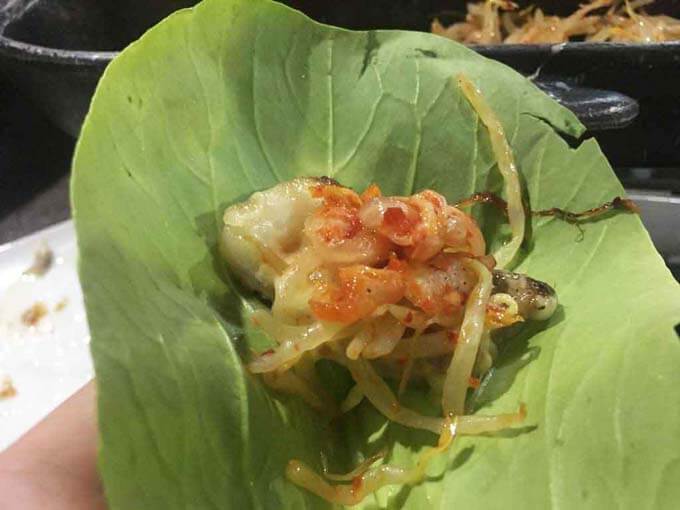 サンチュにくるんで食べる