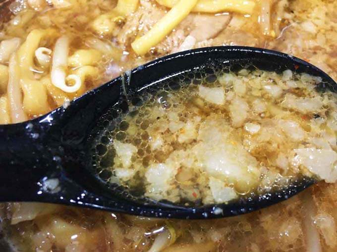 バランスのとれた濃口醤油スープ