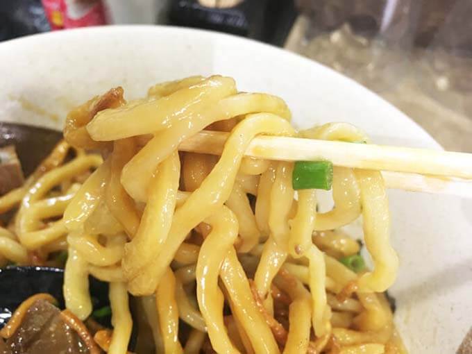 まぜそばも極太麺を使用
