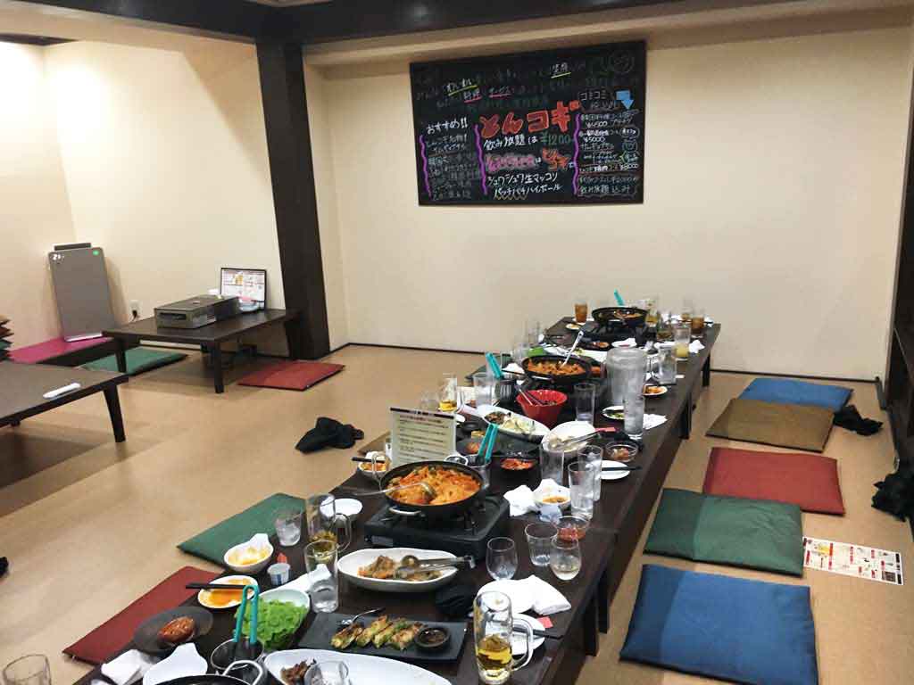 とんコギの座敷写真