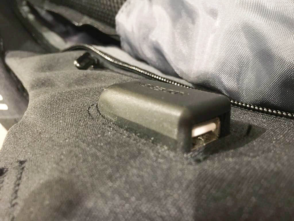 USBをつなげばスマホを使いながら充電できる