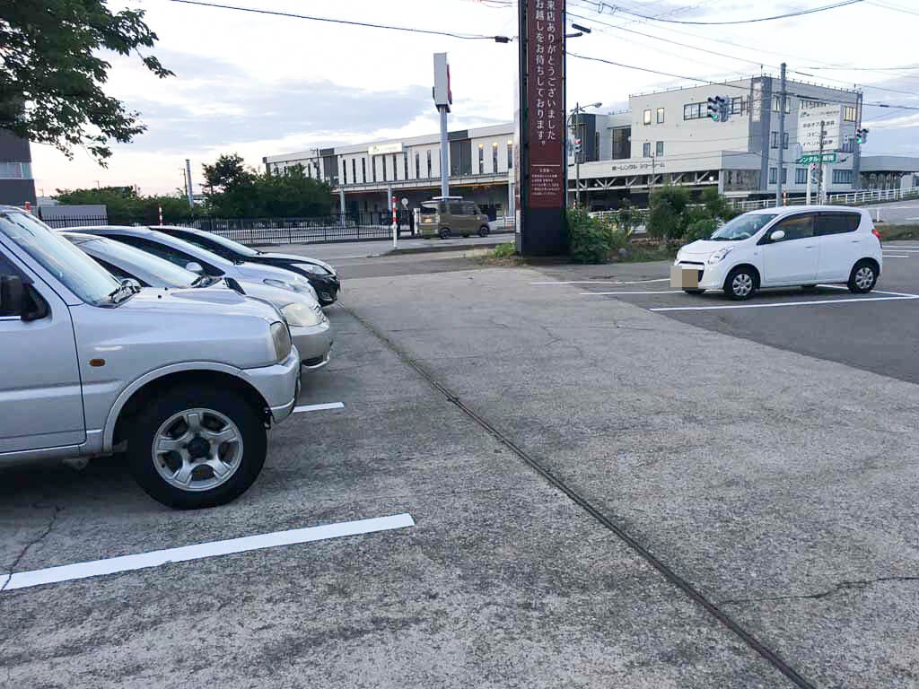 広々とした駐車場、現地合流もできる