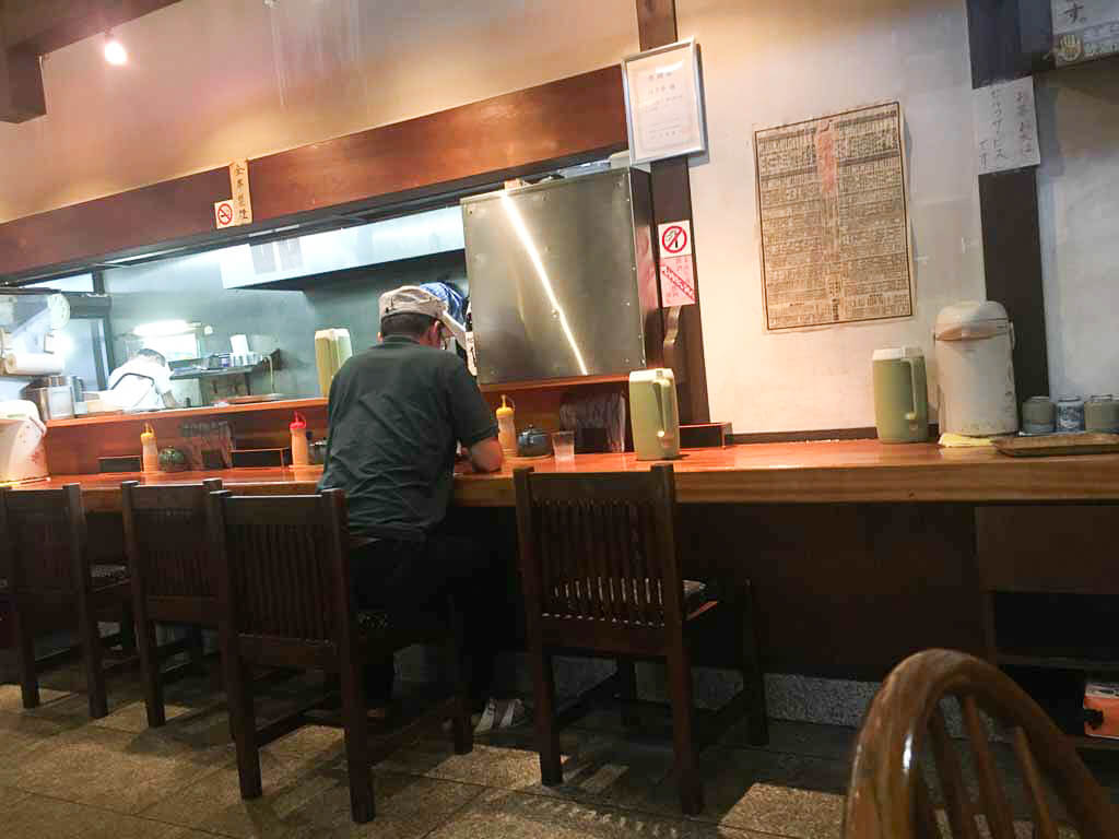 はぎ亭のカウンター席