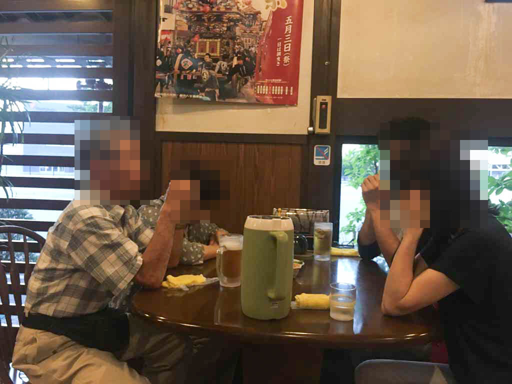 カウンター席の他に、4人席が7テーブルと6人の座敷席が2つあります。