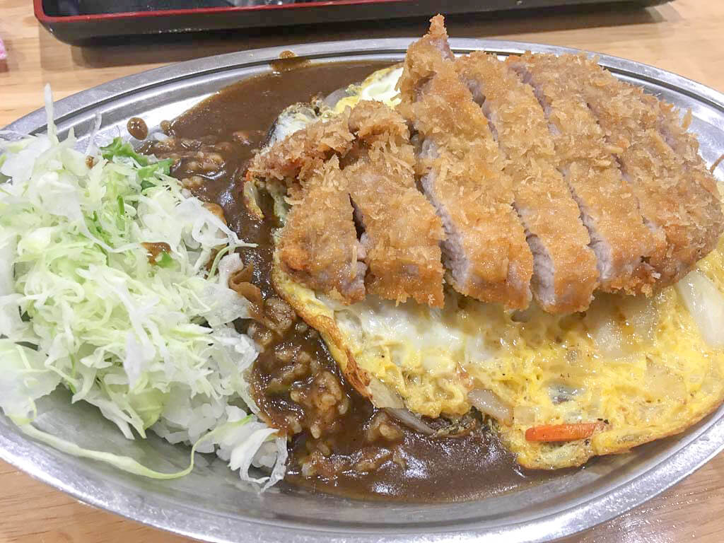 【かれえてい 本店】看板メニューのやさたまカツカレーの圧倒的ボリューム!