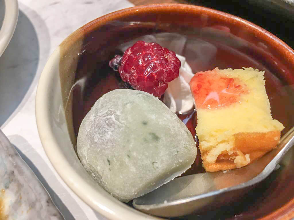 デザートは大福とチーズケーキ